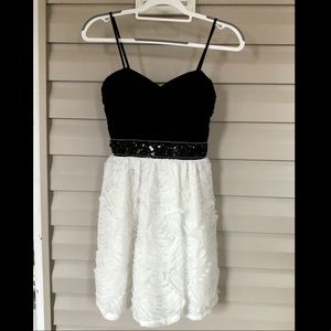 Black and white floral formal dress, juniors 5, NWT